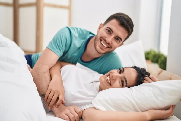 Молодая Испаноязычная Пара Обнимает Друг Друга Лежа Кровати Спальне — стоковое фото