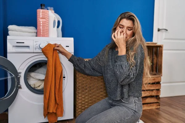 Ung Blond Kvinna Luktar Smutsiga Kläder Tvättstugan — Stockfoto