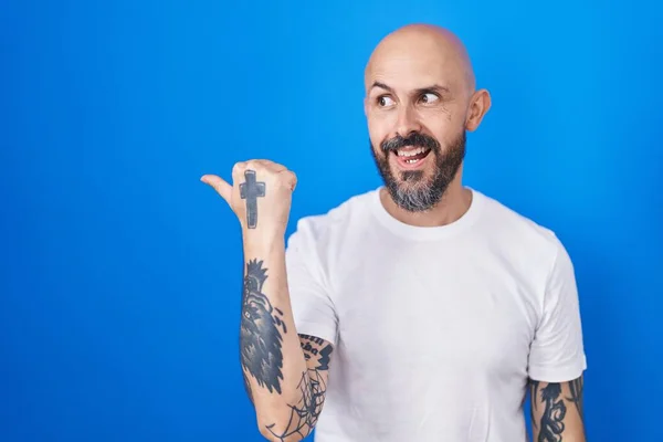 Hispanic Man Tattoos Standing Blue Background Smiling Happy Face Looking — Stock Photo, Image