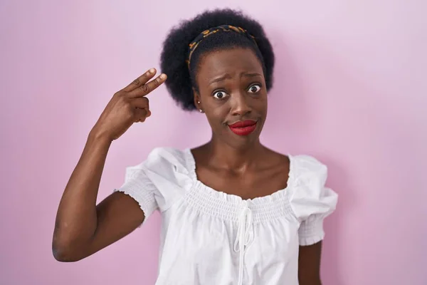 Mujer Africana Con Pelo Rizado Pie Sobre Fondo Rosa Disparando —  Fotos de Stock