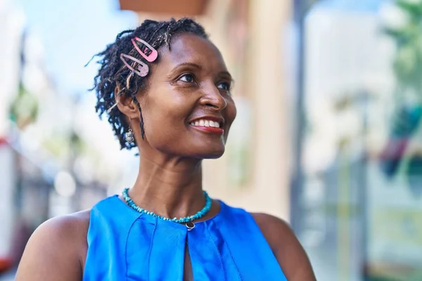 Mujer Afroamericana Mediana Edad Sonriendo Confiada Mirando Lado Calle — Foto de Stock