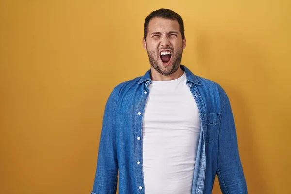 Hispanic Man Standing Yellow Background Angry Mad Screaming Frustrated Furious — Foto de Stock