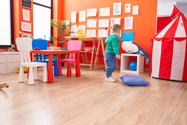 Liebenswerter Kaukasischer Junge Spielt Kindergarten Auf Der Rückseite — Stockfoto