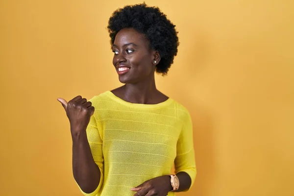 African Young Woman Standing Yellow Studio Smiling Happy Face Looking — Stock Photo, Image
