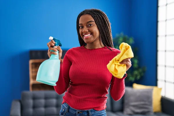 Afroamerykanka Uśmiecha Się Pewnie Trzymając Spryskiwacz Tkaninę Domu — Zdjęcie stockowe