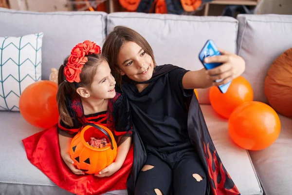 Adorable Niño Niña Con Disfraz Halloween Hacer Selfie Por Teléfono —  Fotos de Stock