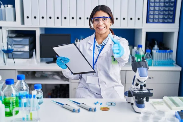 Hispanic Ung Kvinna Som Arbetar Forskare Laboratorium Ler Vänlig Erbjuder — Stockfoto