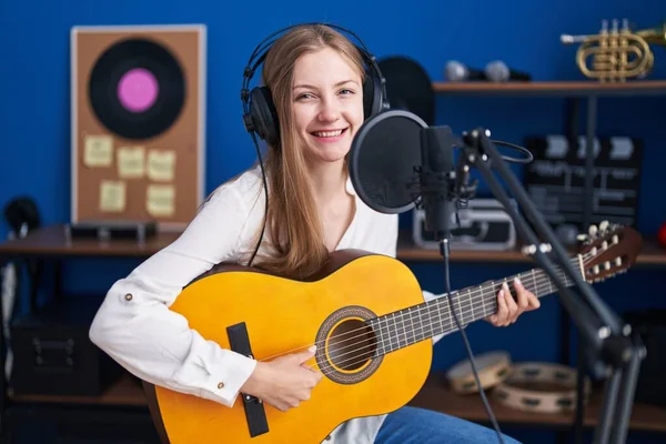 Young Caucasian Woman Musician Singing Song Playing Classical Guitar Music — Stockfoto