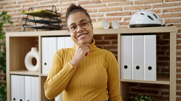 Νεαρή Αφροαμερικανή Γυναίκα Χαμογελά Αυτοπεποίθηση Φορώντας Γυαλιά Στο Γραφείο — Φωτογραφία Αρχείου