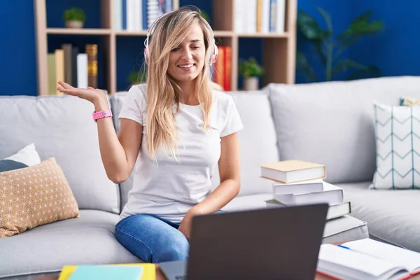 Jonge Blonde Vrouw Studeren Met Behulp Van Computer Laptop Thuis — Stockfoto