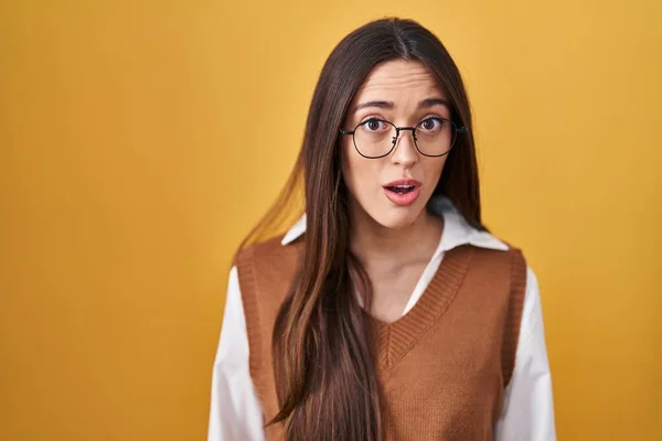 Young Brunette Woman Standing Yellow Background Wearing Glasses Afraid Shocked — Stock Photo, Image