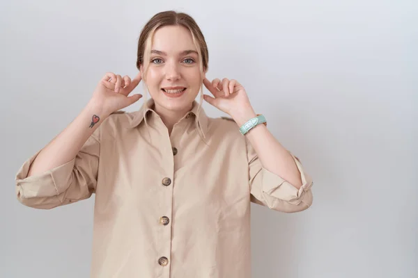年轻的高加索女人穿着休闲装 微笑着用手指拉耳朵 滑稽的手势 试镜问题 — 图库照片