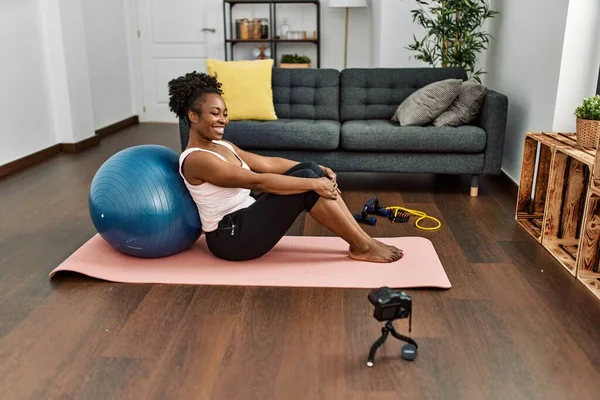 Afroamerikanerin Nimmt Video Auf Yogamatte Hause Auf — Stockfoto