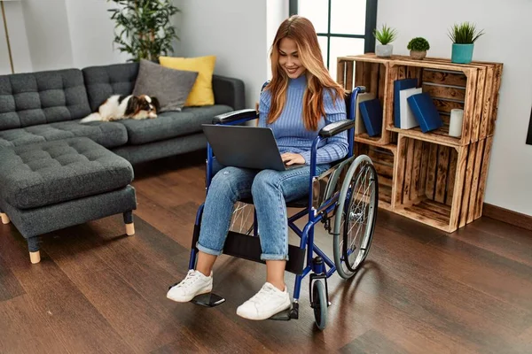 Jovem Caucasiana Usando Laptop Sentado Cadeira Rodas Casa — Fotografia de Stock