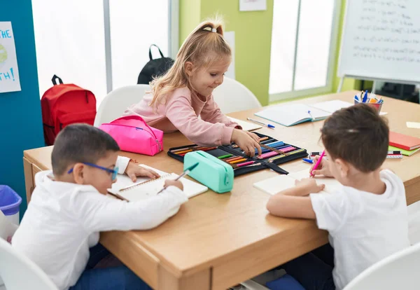 Gyerekek Egy Csoportja Asztalon Jegyzetfüzeten Rajzolnak Osztályteremben — Stock Fotó
