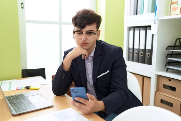 Non Binary Man Business Worker Using Smartphone Relaxed Expression Office — Stockfoto