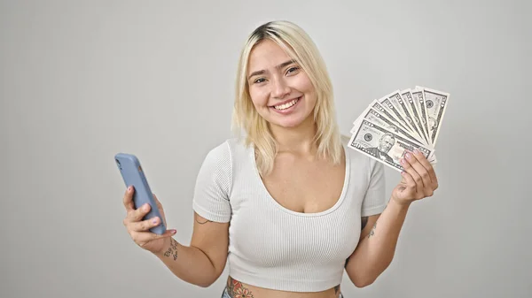 Jovem Bela Mulher Hispânica Sorrindo Segurando Dólares Smartphone Sobre Fundo — Fotografia de Stock