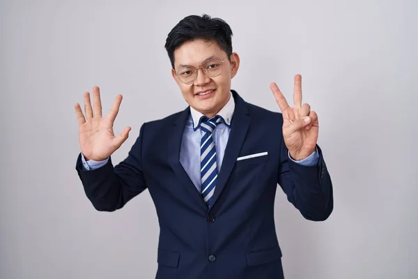 Jovem Ásia Homem Vestindo Negócio Terno Gravata Mostrando Apontando Para — Fotografia de Stock
