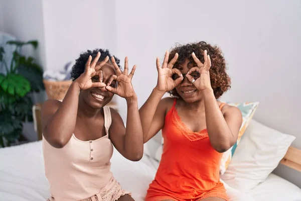 Afroamerykanki Matka Córka Robią Okulary Gestem Rękami Oczach Sypialni — Zdjęcie stockowe