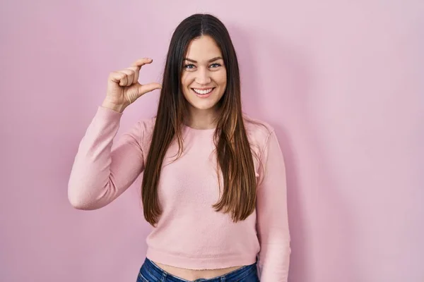 Young Brunette Woman Standing Pink Background Smiling Confident Gesturing Hand — Zdjęcie stockowe