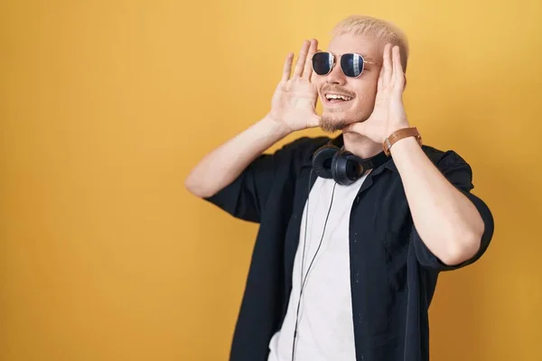 Jonge Blanke Man Met Een Zonnebril Een Gele Achtergrond Lachend — Stockfoto