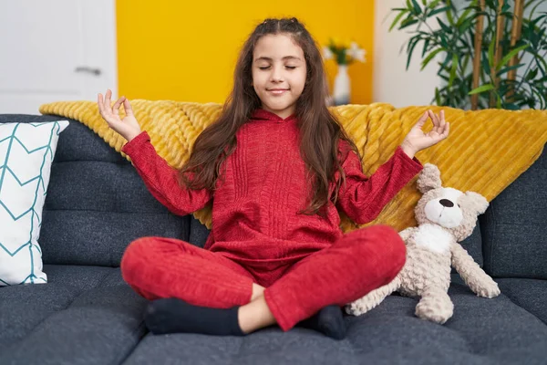 Adorable Chica Hispana Haciendo Ejercicio Yoga Sentada Sofá Casa —  Fotos de Stock
