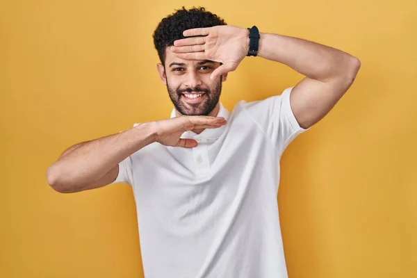 Homem Árabe Sobre Fundo Amarelo Sorrindo Alegre Jogando Peek Boo — Fotografia de Stock