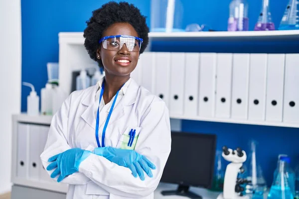Mladý Africký Americký Žena Vědec Stojící Rukama Zkřížené Gesto Laboratoři — Stock fotografie