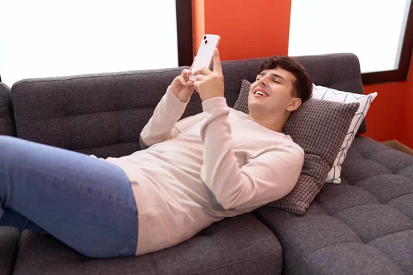 Homme Non Binaire Utilisant Smartphone Couché Sur Canapé Maison — Photo