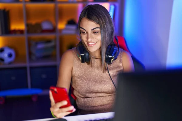 ゲームルームでコンピュータやスマートフォンを使用して若い美しいパニック女性ストリーマー — ストック写真