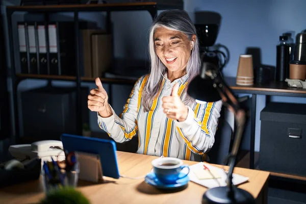 Gri Saçlı Gece Ofiste Çalışan Orta Yaşlı Bir Kadın Başarı — Stok fotoğraf