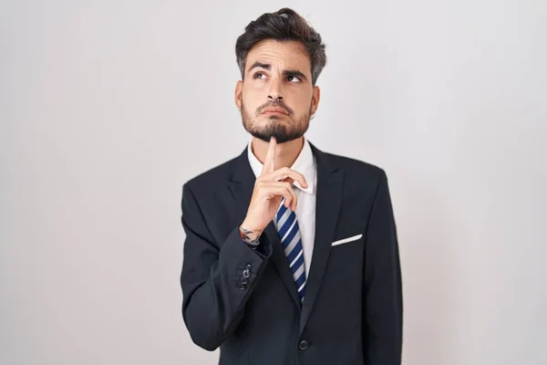 Junger Hispanischer Mann Mit Tätowierungen Businessanzug Und Krawatte Der Konzentriert — Stockfoto