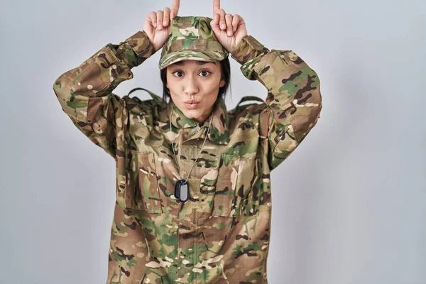 Młoda Południowoazjatycka Kobieta Mundurze Armii Kamuflażu Robi Zabawny Gest Palcem — Zdjęcie stockowe
