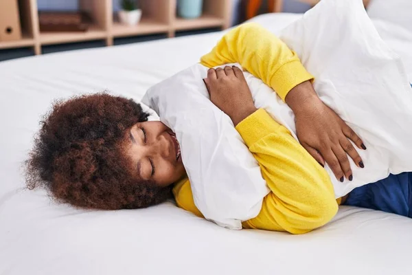 Afrika Kökenli Amerikalı Bir Kadın Yatak Odasında Yastığa Sarılıyor — Stok fotoğraf