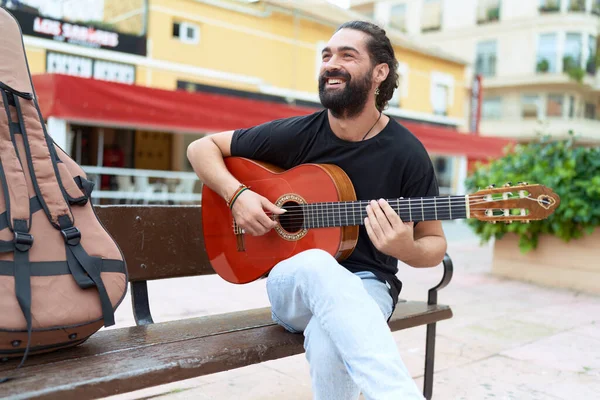 Ung Latinamerikansk Man Musiker Spelar Klassisk Gitarr Sitter Bänk Parken — Stockfoto