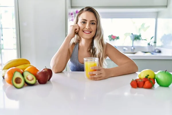Junge Frau Lächelt Selbstbewusst Und Hält Orangensaft Der Küche — Stockfoto