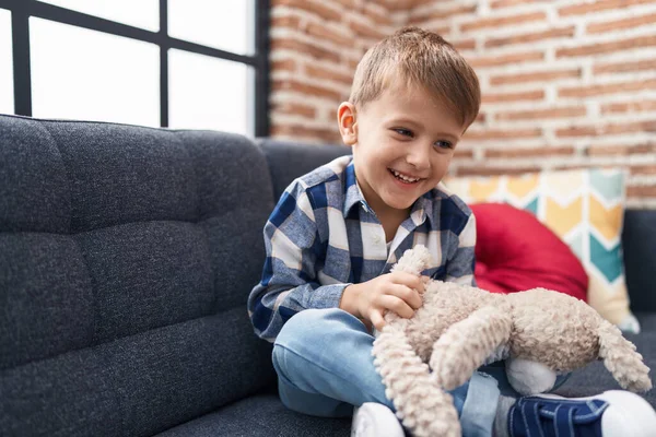 Adorável Caucasiano Menino Abraçando Ursinho Pelúcia Sentado Sofá Casa — Fotografia de Stock