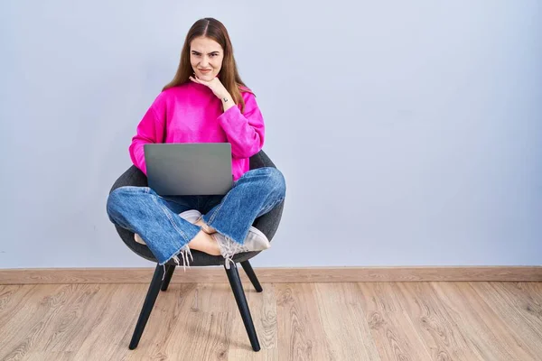 Fiatal Spanyol Lány Dolgozik Számítógépes Laptop Vágás Torok Kézzel Mint — Stock Fotó