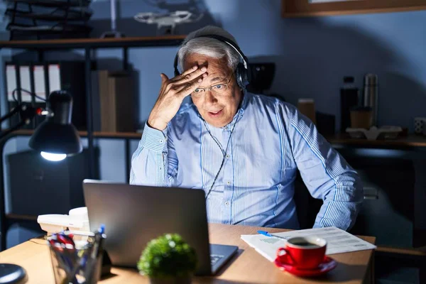 Hispanische Senior Mann Trägt Call Center Agent Headset Der Nacht — Stockfoto