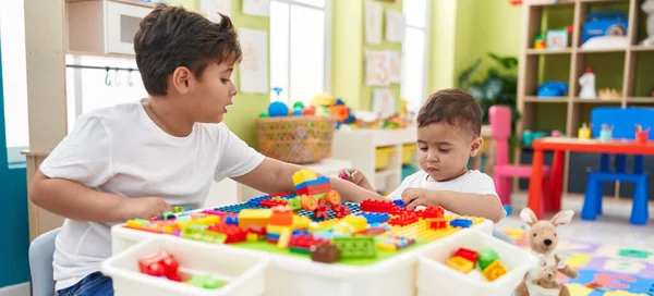 Entzückende Jungen Spielen Kindergarten Mit Bauklötzen Tisch — Stockfoto