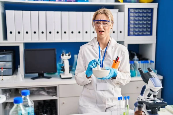 Νεαρή Καυκάσια Γυναίκα Που Εργάζεται Εργαστήριο Επιστημόνων Χωρίς Ιδέα Και — Φωτογραφία Αρχείου