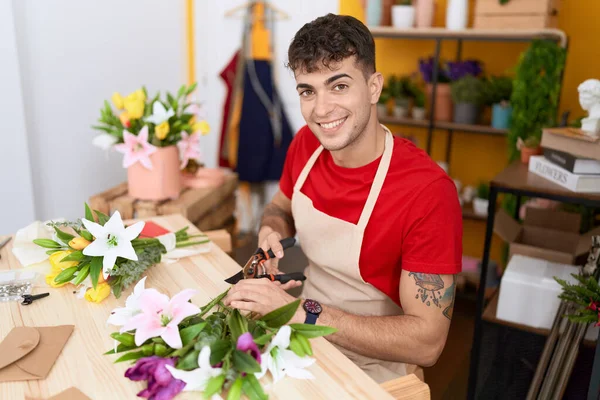 Молодий Іспаномовний Чоловік Флорист Робить Букет Квітів Квітковому Магазині — стокове фото