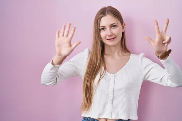 Молодая Белая Женщина Стоит Розовом Фоне Показывая Показывая Пальцами Номер — стоковое фото