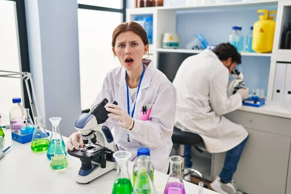 과학자 실험실에서 일하고 사람은 놀라움 놀라움을 감추지 못하고 채놀란 표정을 — 스톡 사진