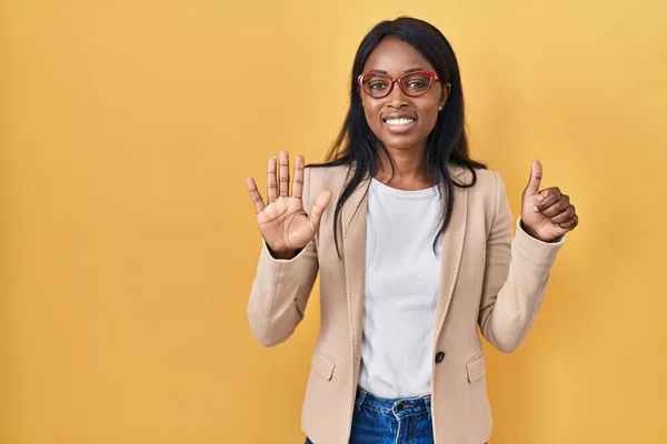 Африканська Молода Жінка Окулярах Показує Вказує Вгору Пальцем Номер Шість — стокове фото