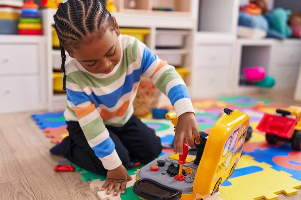 Afro Amerikaanse Jongen Spelen Met Speelgoed Zitten Vloer Thuis — Stockfoto
