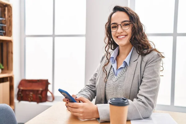 Ung Latinamerikansk Kvinna Företagare Använder Smartphone Arbetar Kontoret — Stockfoto
