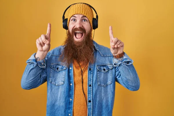 Vit Man Med Långt Skägg Lyssnar Musik Med Hörlurar Leende — Stockfoto