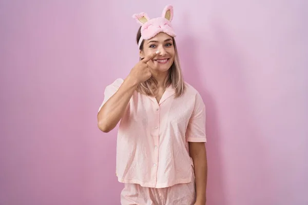 Blond Kaukasiska Kvinna Bär Sömnmask Och Pyjamas Pekar Med Handen — Stockfoto