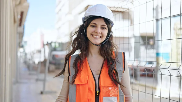 Young Beautiful Hispanic Woman Builder Smiling Confident Standing Street — ストック写真